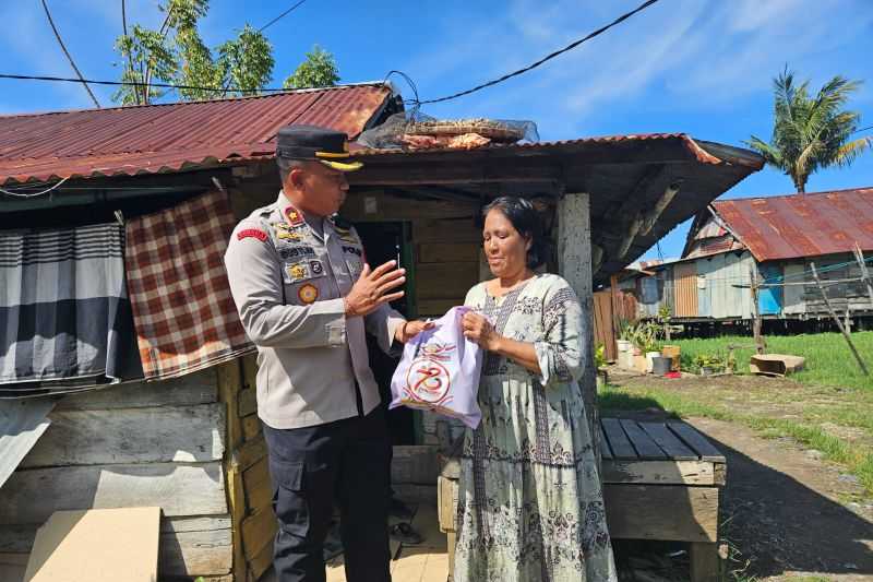 Polres Kolaka Beri Bantuan Sembako ke Warga Kurang Mampu dan Lansia